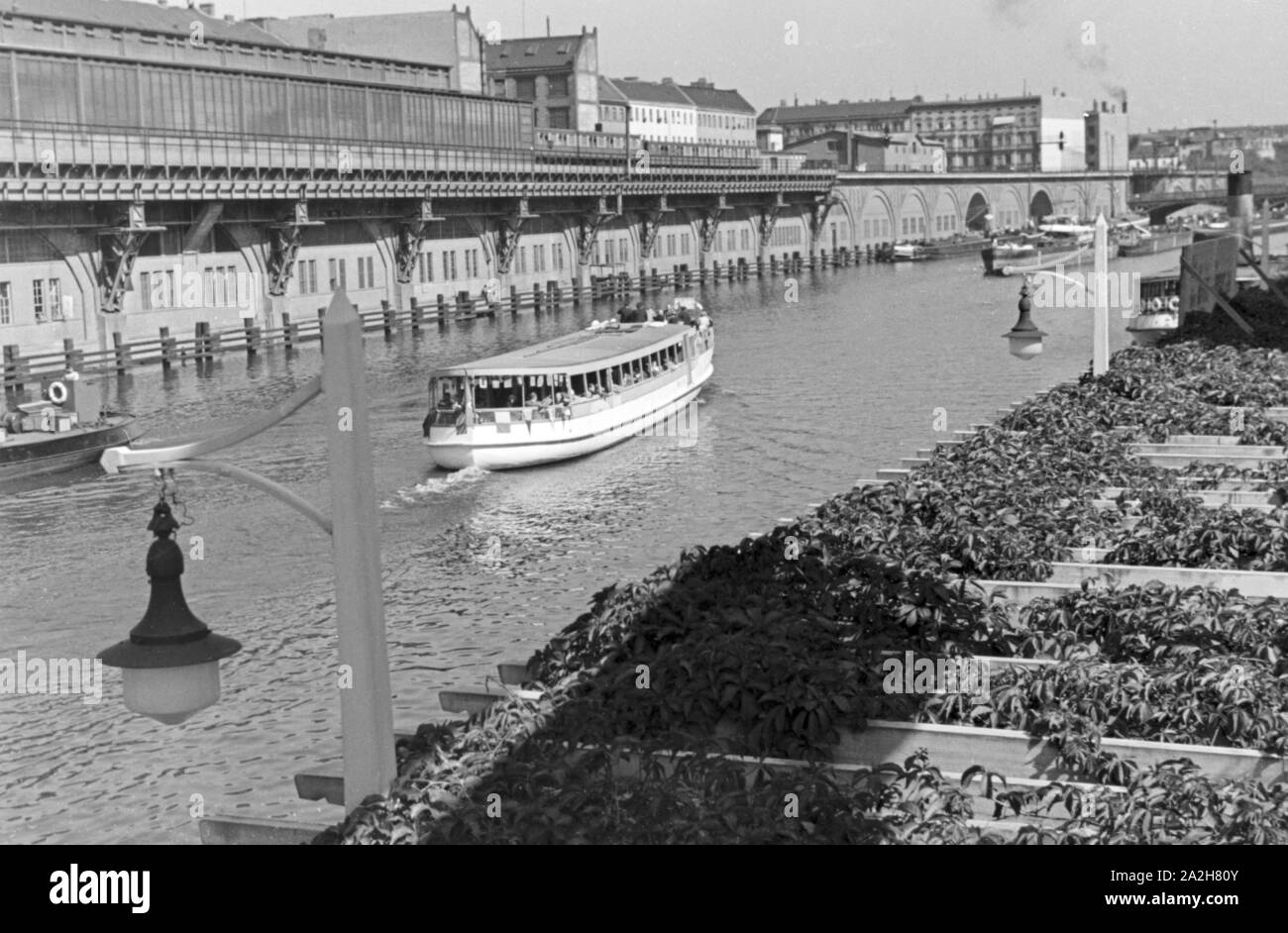 Dampfbootbetrieb mit dem Hansa-Generator, Deutschland 1930er Jahre. Betrieb einer Dampf schiff mit Gas Hansa Generatoren, Deutschland 1930. Stockfoto