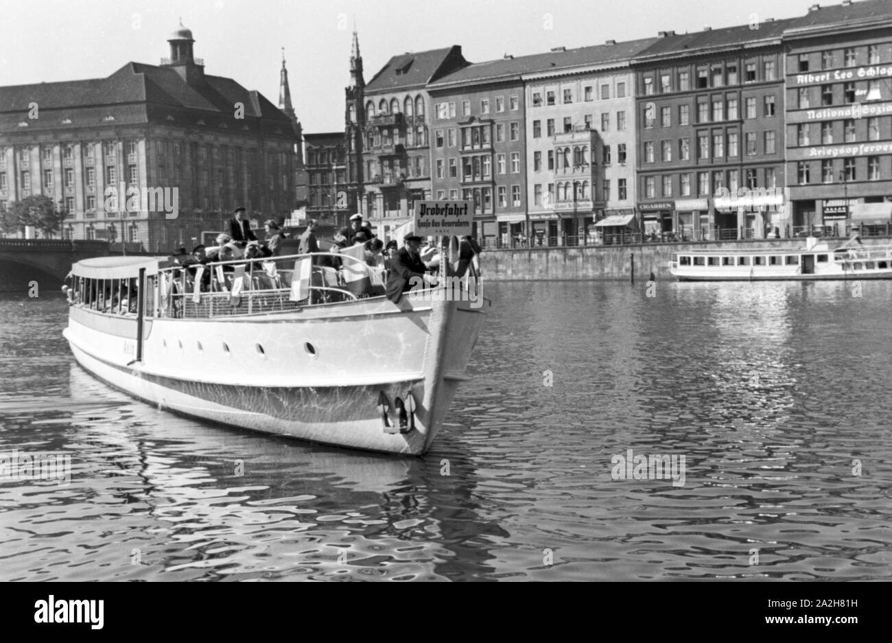 Dampfbootbetrieb mit dem Hansa-Generator, Deutschland 1930er Jahre. Betrieb einer Dampf schiff mit Gas Hansa Generatoren, Deutschland 1930. Stockfoto