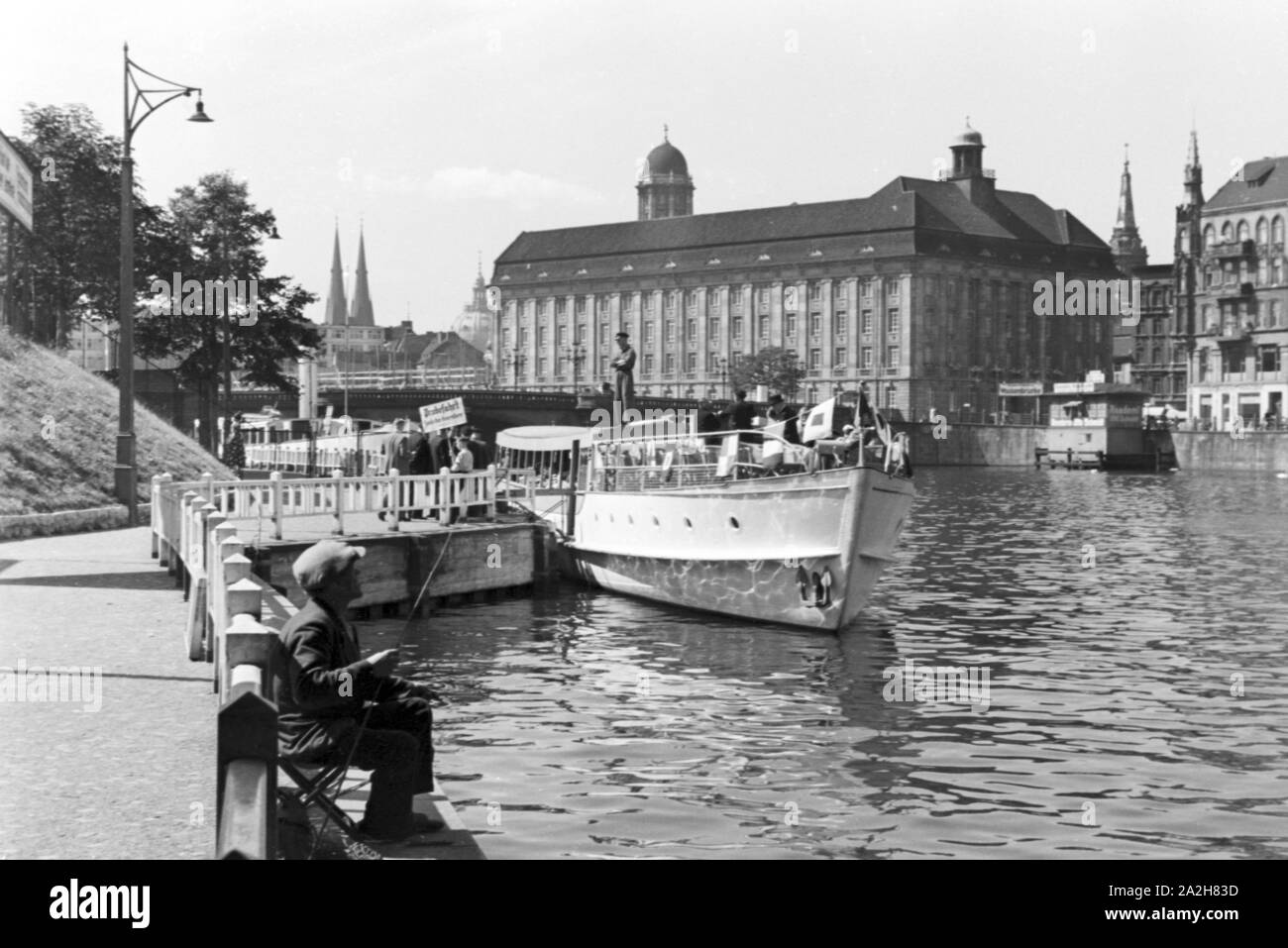 Dampfbootbetrieb mit dem Hansa-Generator, Deutschland 1930er Jahre. Betrieb einer Dampf schiff mit Gas Hansa Generatoren, Deutschland 1930. Stockfoto