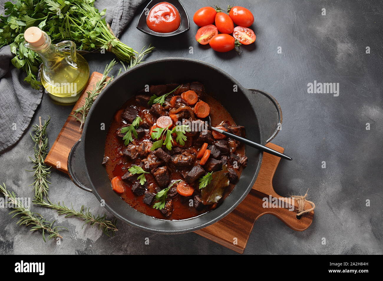 Rindfleisch Bourguignon in einer Pfanne. Eintopf mit Rotwein, Karotten ... Rindfleisch Bourguignon in einer Pfanne. Eintopf mit Rotwein, Karotten ...