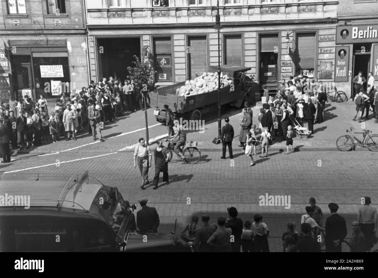 Illustr. sich Schaulustige um einen Verkehrsunfall, Deutschland 1930er Jahre. Schaulustige Versammlung an einem Verkehrsunfall, Deutschland 1930. Stockfoto