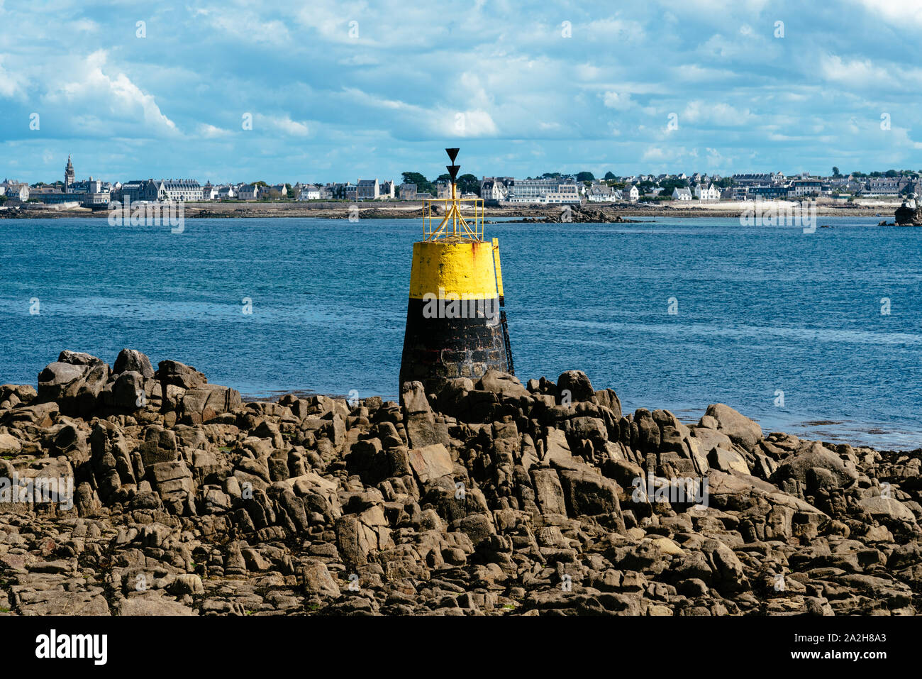 Blick auf die Bucht der Insel Batz und Roscoff einen sonnigen Tag des Sommers. Stockfoto