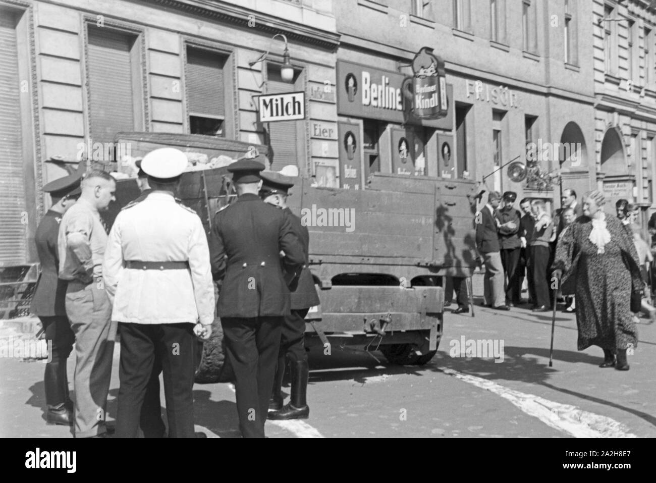 Illustr. sich Schaulustige um einen Verkehrsunfall, Deutschland 1930er Jahre. Schaulustige Versammlung an einem Verkehrsunfall, Deutschland 1930. Stockfoto