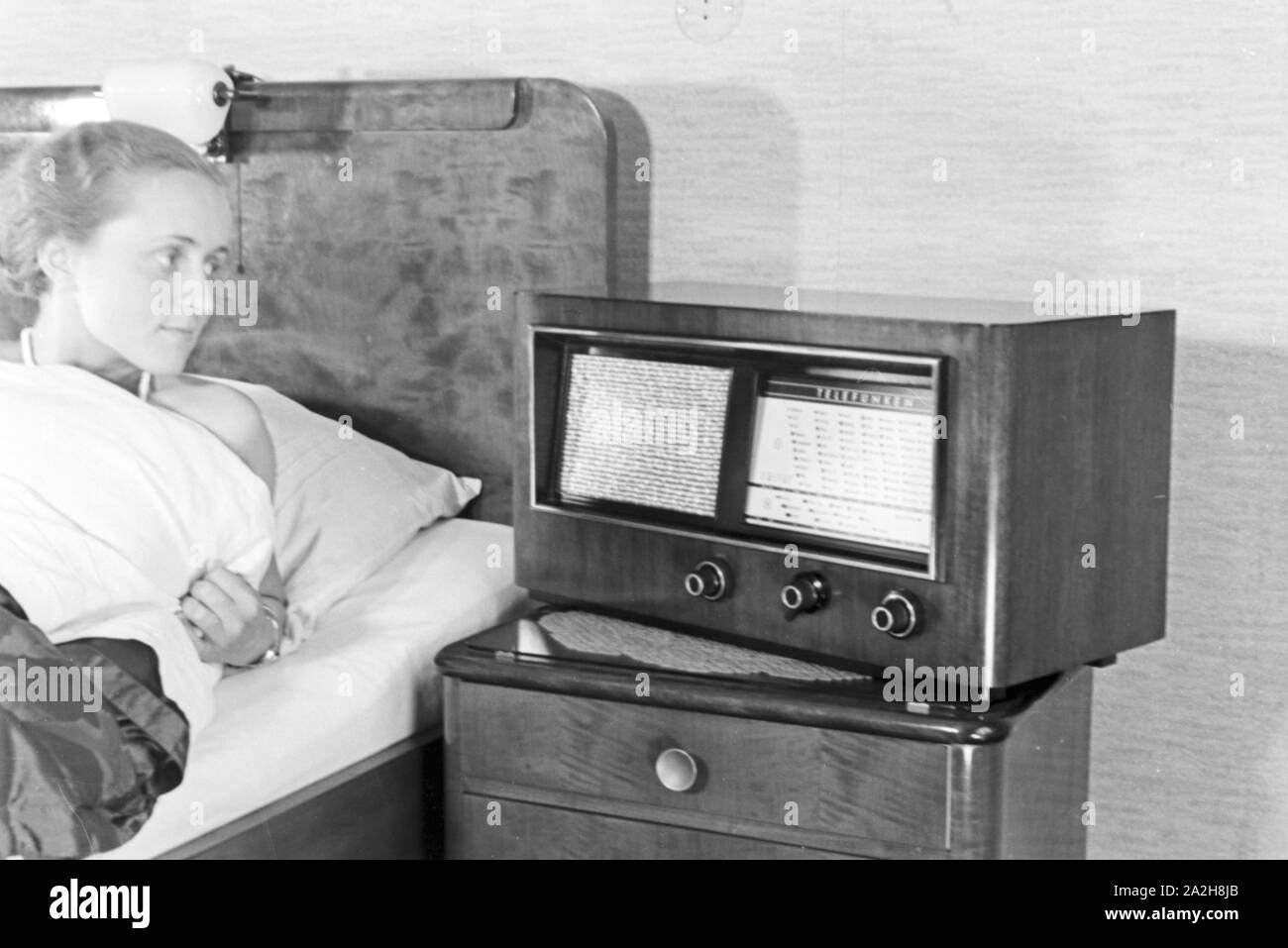 Das Radio auf dem Nachttisch, Deutschland 1930er Jahre. Radio auf dem Nachttisch, Deutschland 1930. Stockfoto