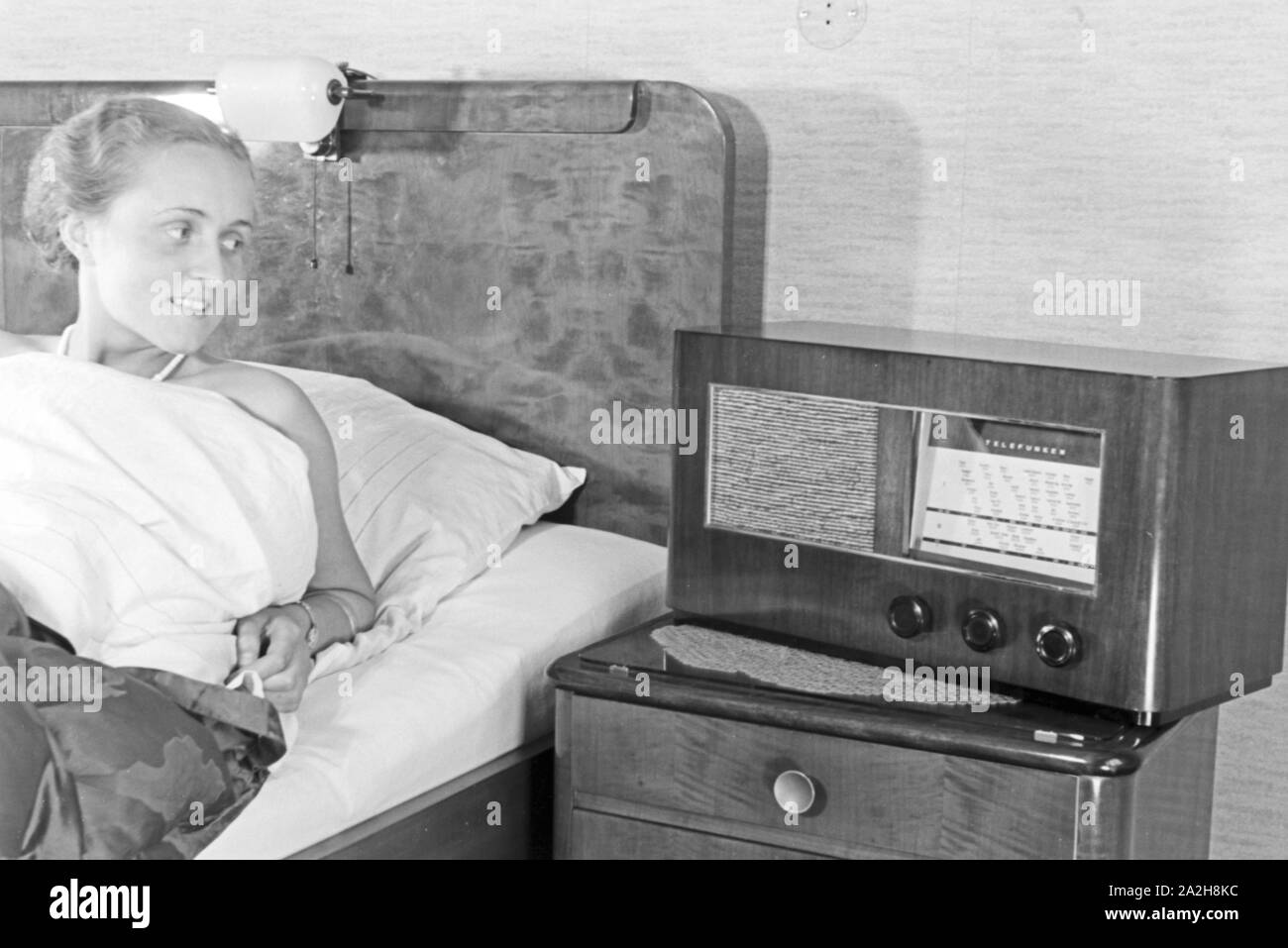 Das Radio auf dem Nachttisch, Deutschland 1930er Jahre. Radio auf dem Nachttisch, Deutschland 1930. Stockfoto