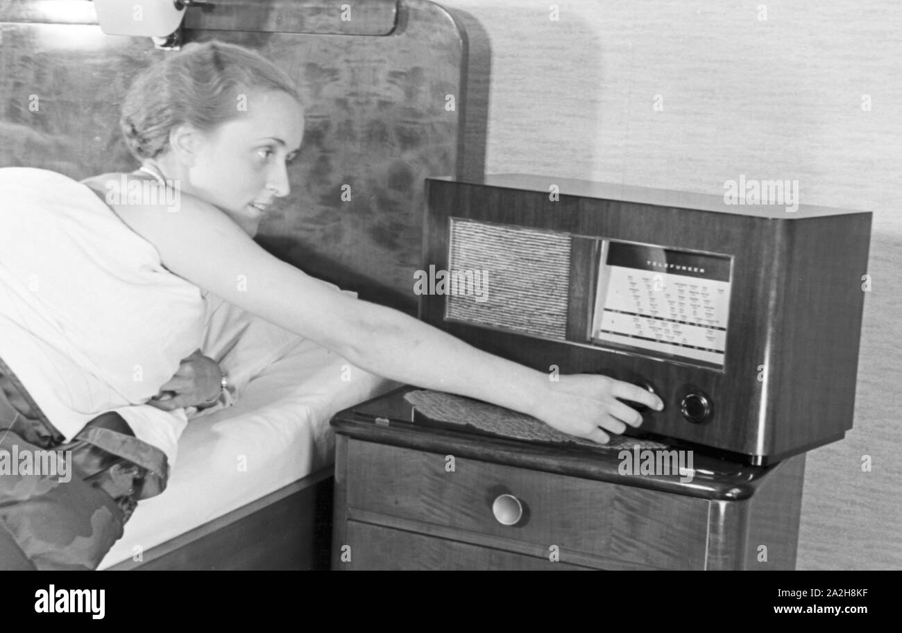 Das Radio auf dem Nachttisch, Deutschland 1930er Jahre. Radio auf dem Nachttisch, Deutschland 1930. Stockfoto