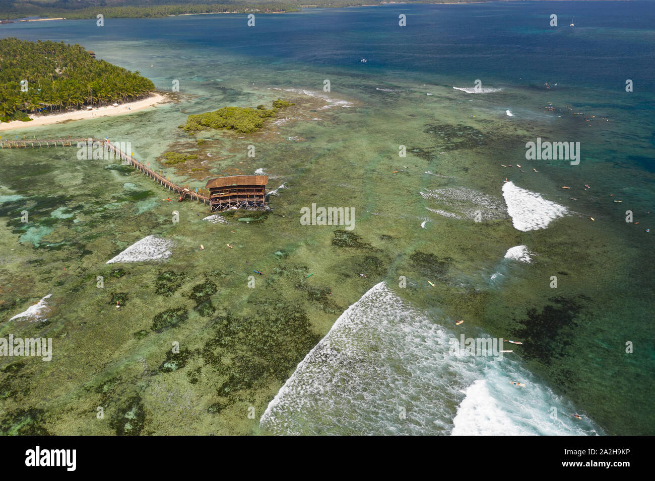 Luftbild mit einer Drohne von berühmten Cloud 9 Brandung zerschlagen, Siargao, Philippinen genommen Stockfoto