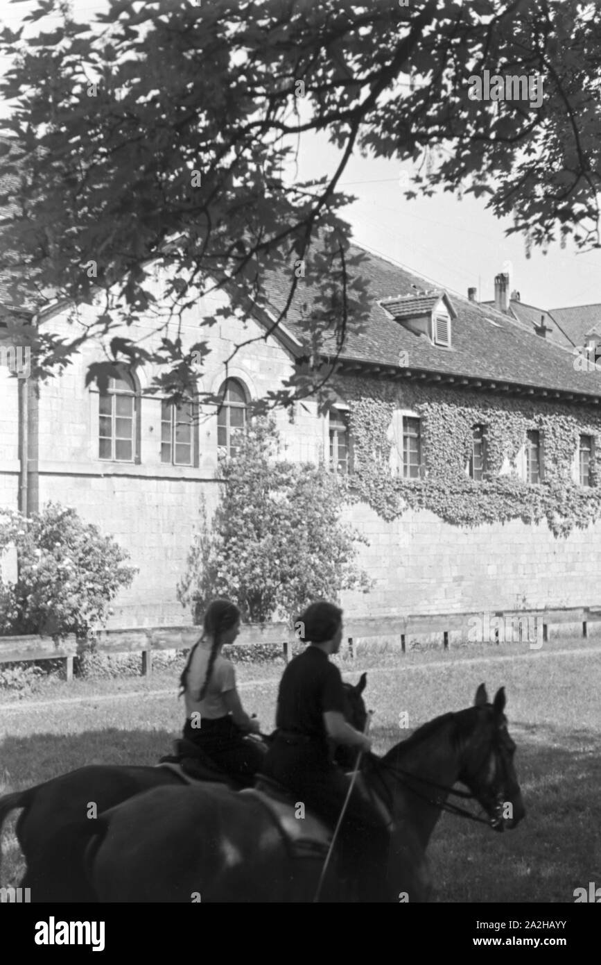 Reitunterricht in Tübingen, Deutsches Reich 30er Jahre. Reitunterricht in Tübingen, Deutschland 1930. Stockfoto