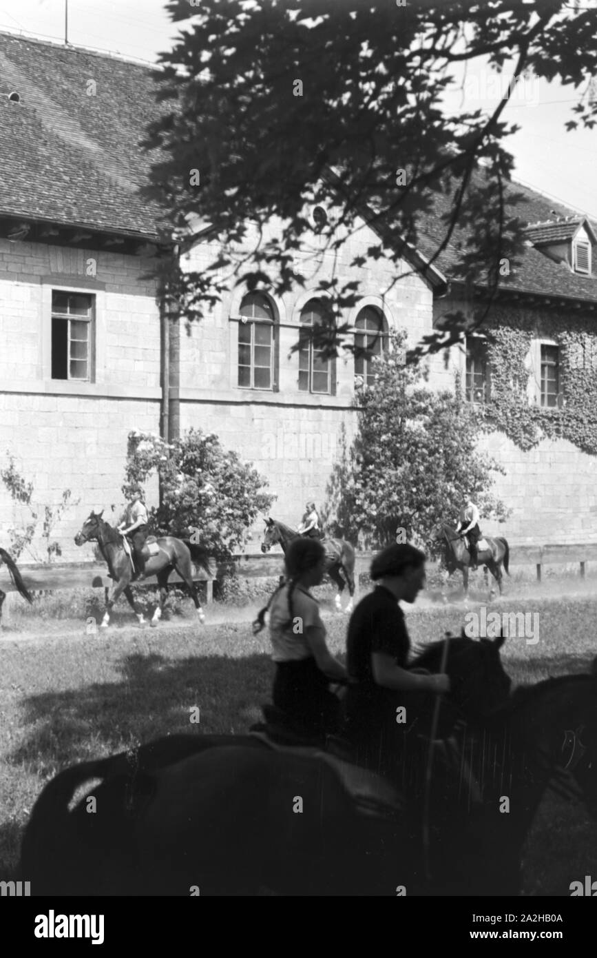 Reitunterricht in Tübingen, Deutsches Reich 30er Jahre. Reitunterricht in Tübingen, Deutschland 1930. Stockfoto