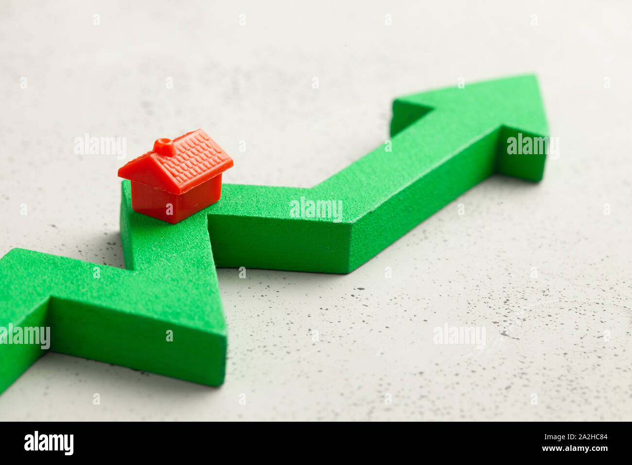 Haus und roten Pfeil nach oben. Steigende Immobilienpreise. Die versicherungs- oder Steuersätze. Stockfoto
