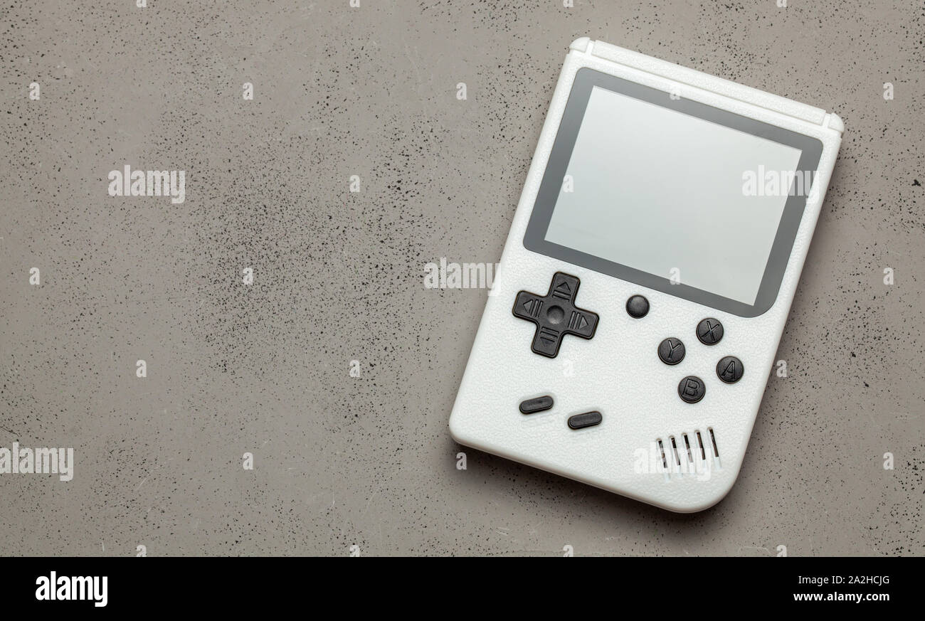 Alte Spielkonsole. Gamepad ist Weiß auf grauem Hintergrund. Kopieren Sie Platz für Text Stockfoto
