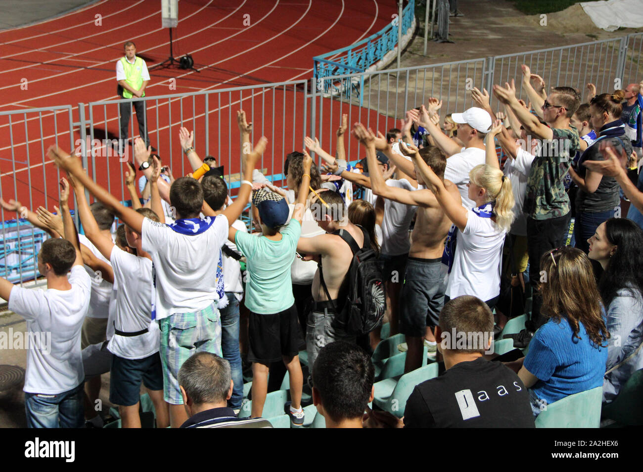 Mannschaft der Fußball-Fans Desna Tschernigow wühlen für ihre Mannschaft während des Spiels. Jugendliche sind Fans von ukrainischen Fußball Club Desna Tschernigow Stockfoto