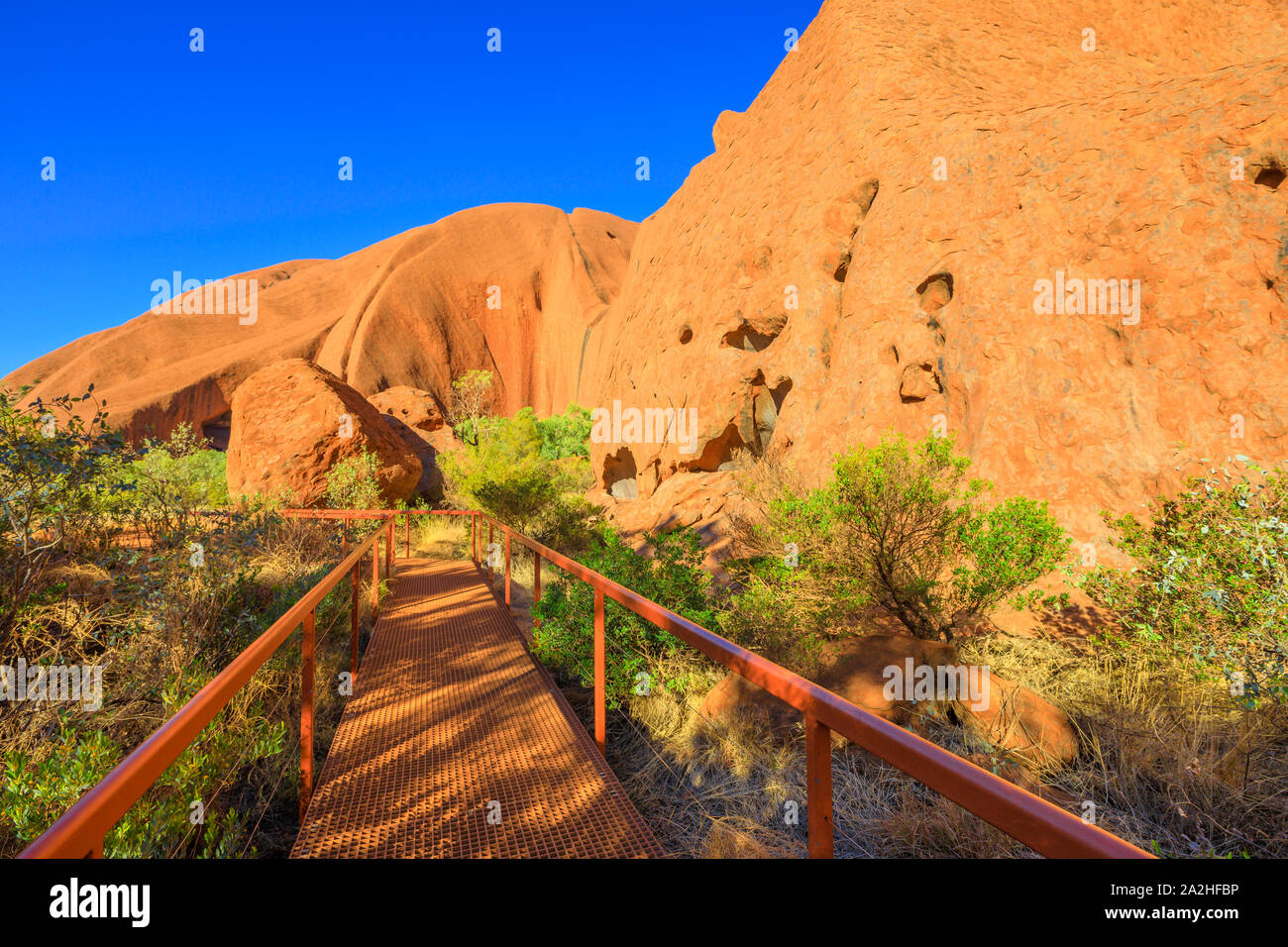 Uluru Mala Spaziergang, einem beliebten Spaziergang geht von Mala Parkplatz zum Kantju Gorge entlang Pfad an der Basis des Ayers Rock in den Uluru-Kata Tjuta National Park, Northern Stockfoto