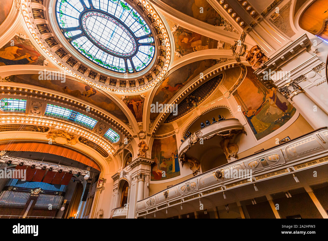 Prag, Tschechische Republik, 12. SEPTEMBER: Innenräume von Smetana Saal im Gemeindehaus, 12. September 2019 in Prag, Tschechische Republik Stockfoto