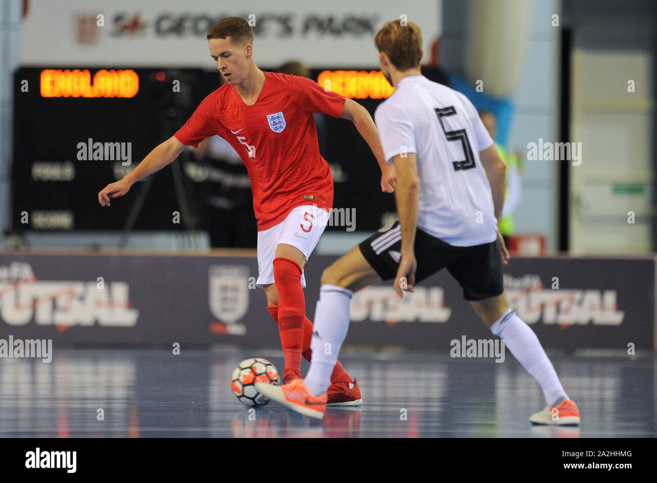 Nathan Davis von England und Jonas Hoffmann von Deutschland während des England vs Deutschland International Futsal Freundschaftsspiel in der St. Georges Park. Stockfoto