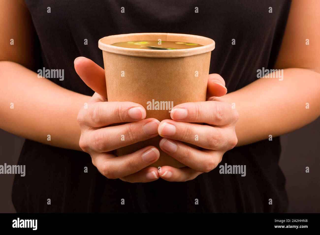 Miso Suppe im Takeaway Cup. Der traditionellen asiatischen Küche. Stockfoto