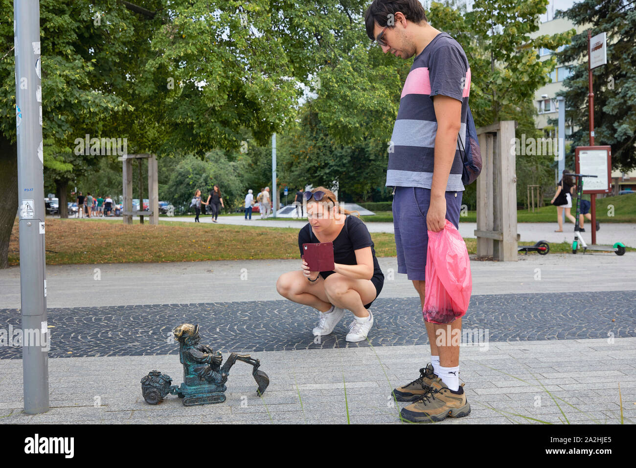 Polen Wroclaw Kobold in der alten Stadt, die Kinder und die Menschen sind sehr interessiert. Touristische Attraktion 7-8-2019 Foto Jaco Klamer/Alamy Stockfoto