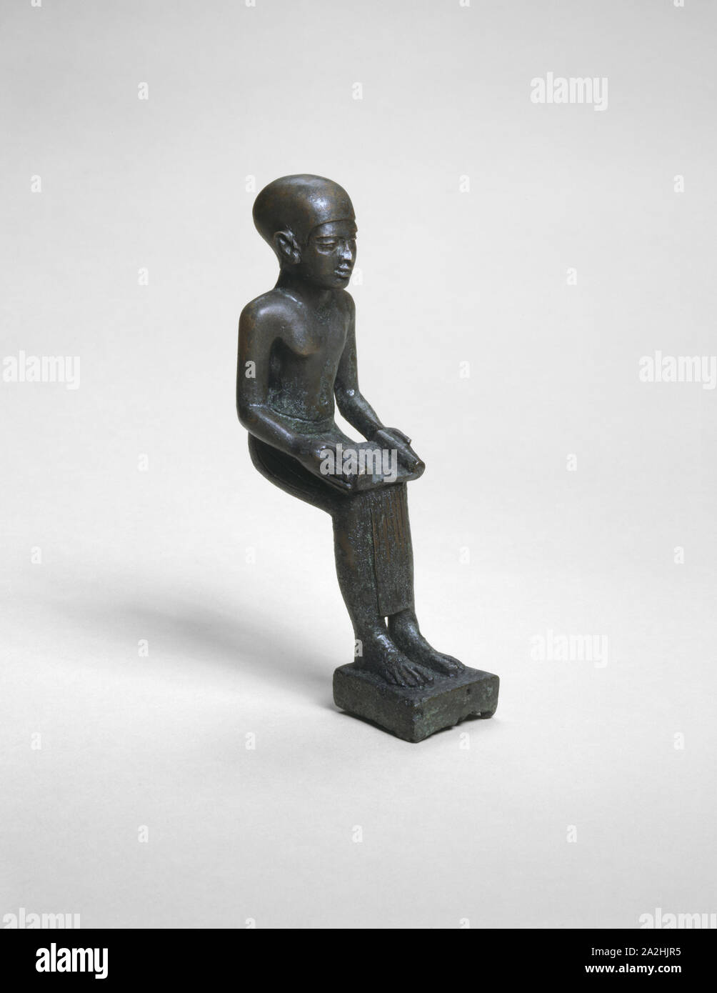 Statue von Imhotep, Ptolemäischer Zeit (305-30 v. Chr.), Ägypten, Ägypten, Kupferlegierung, 12,5 × 3,75 × 6,5 cm (5 x 1 1/2 x 2 1/2 in. Stockfoto