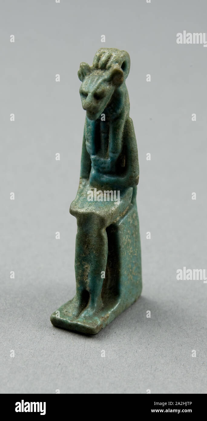 Amulett der Göttin Bastet, 3. Zwischenzeit, Dynastie 21 - 25 (1070 - 656 v. Chr.), Ägypten, Ägypten, Fayence, 5 × 2,2 × 1 cm (2 × 7/8 × 3/8 Zoll Stockfoto