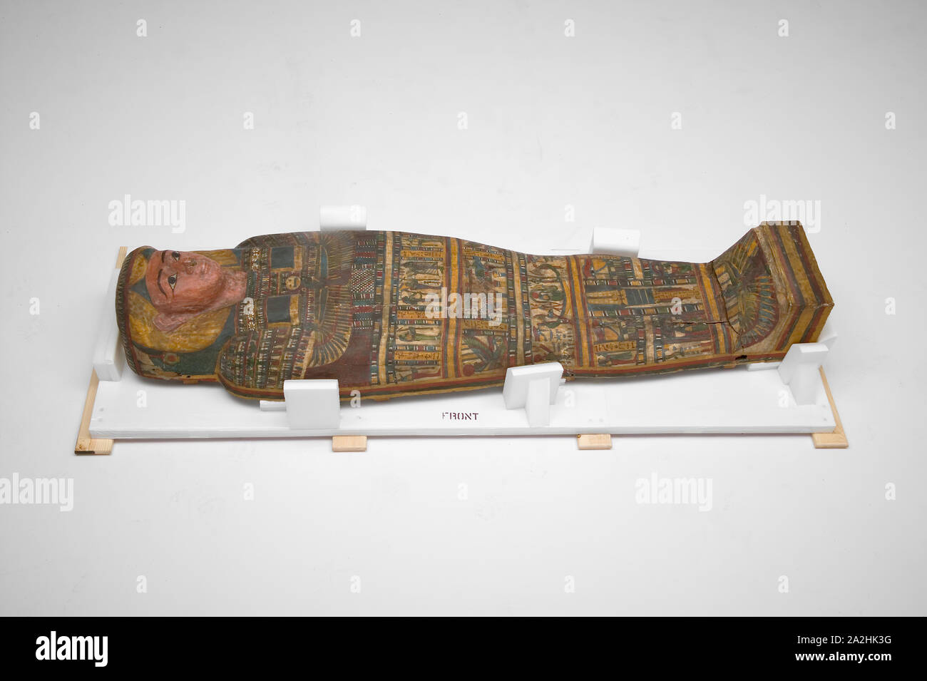 Sarg von Wenuhotep, 3. Zwischenzeit - Spätzeit, späte Dynastie 25 - frühe Dynastie 26 (ca. 700-600 v. Chr.), Ägypten, Ägypten, Holz, Pigment, 44,1 × 181 × 51,4 cm (17 3/8 x 71 1/4 x 20 1/4 in Stockfoto