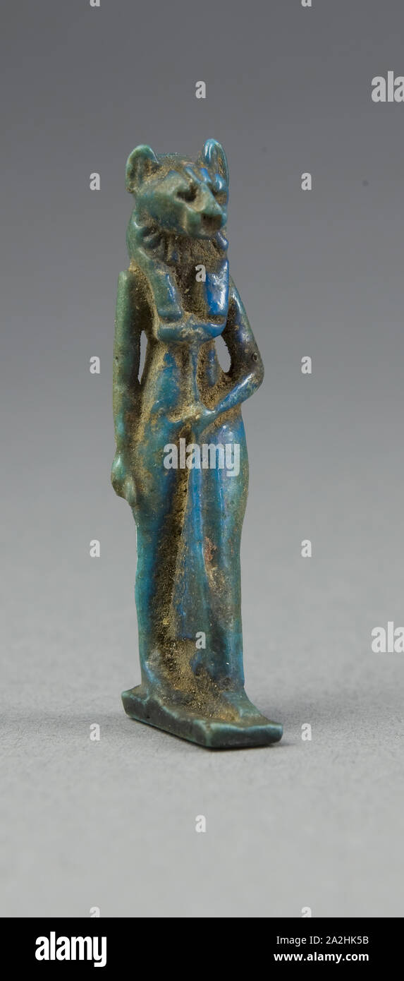 Amulett des Lion-Headed Göttin, die Ptolemäische Periode (304 - 30 v. Chr.), Ägypten, Ägypten, Fayence, 4,75 × 1,5 × 1,5 cm (1 7/8 x 9/16 x 9/16 Zoll Stockfoto
