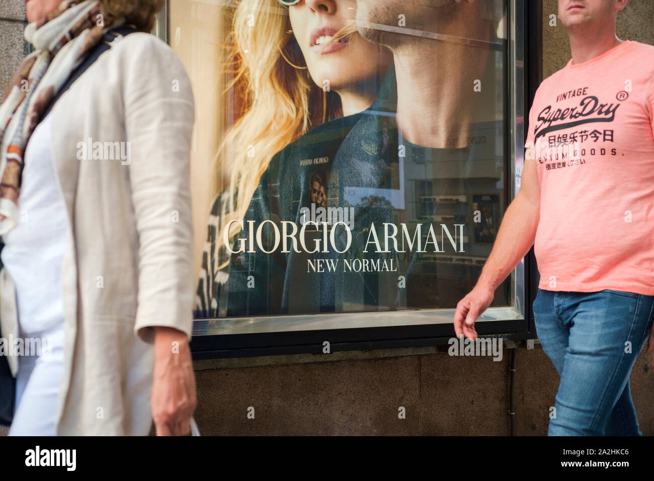 Armani billboard -Fotos und -Bildmaterial in hoher Auflösung – Alamy