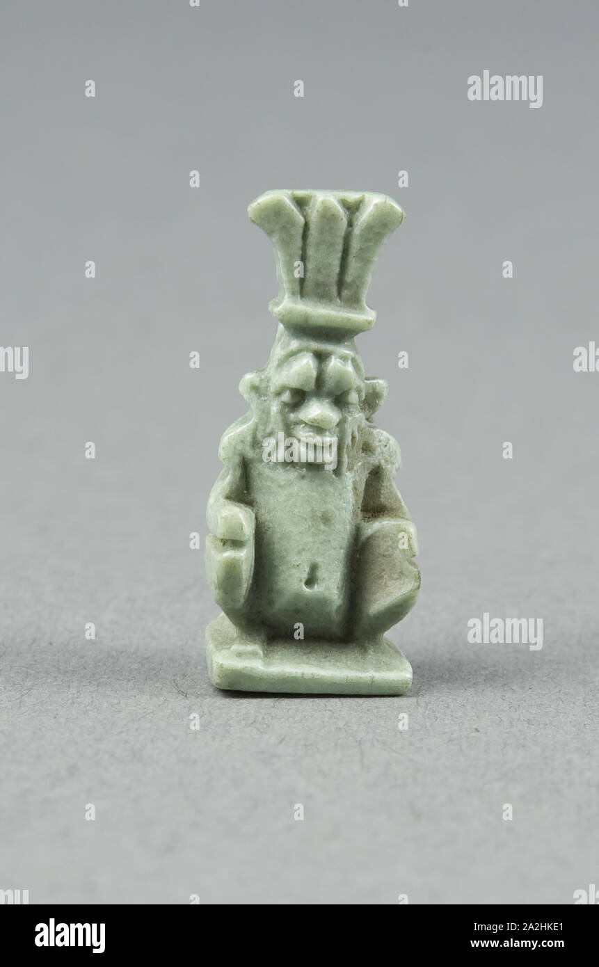 Amulett des Gottes Bes, Spätzeit, Dynastien 26-31 (664 - 332 v. Chr.), Ägypten, Ägypten, Fayence, 2,25 × 1 × 0,75 cm (7/8 x 3/8 x 1/4" Stockfoto