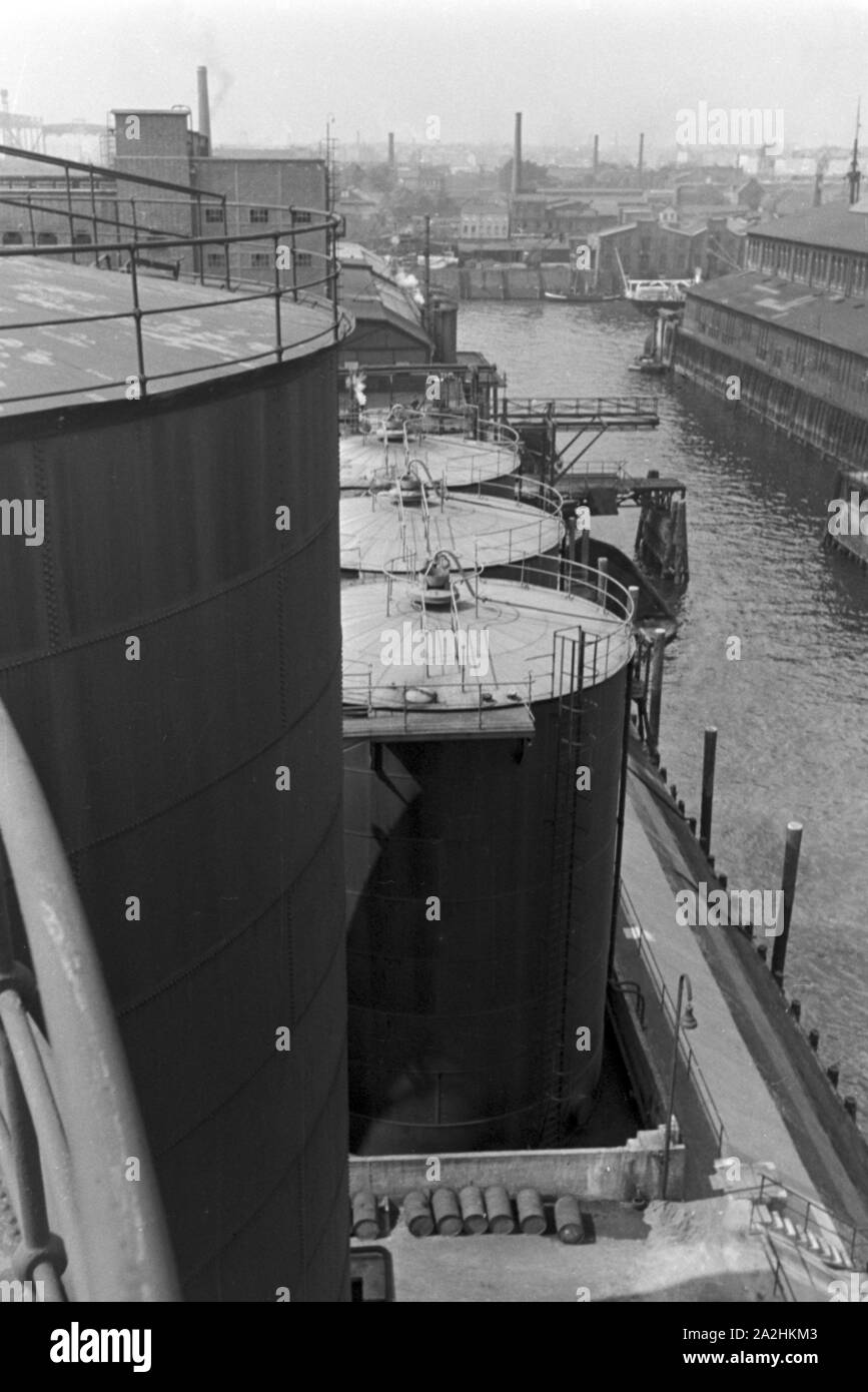 Blick von der Shell AG in Hamburg in den Hafen, Deutschland 1930er Jahre. Blick von der Deutschen Shell AG zum Hafen von Hamburg, Deutschland 1930. Stockfoto