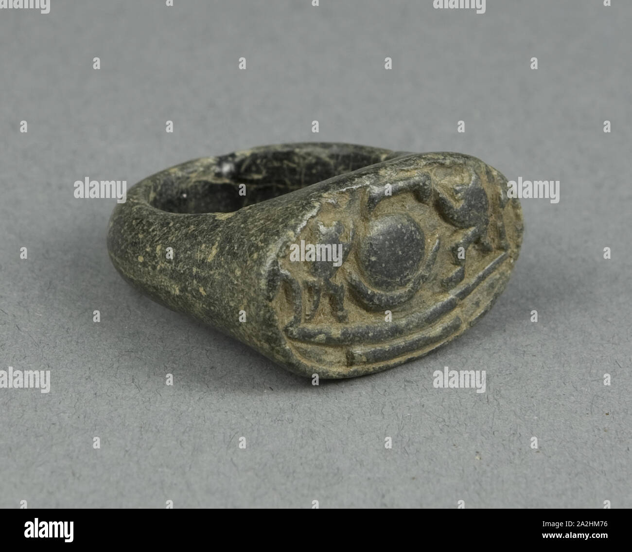 Ring der Sonnengott Ra in seiner Rinde, verehrt von Pavianen, Neues Reich, 18 - 19 Dynastie (ca. 1550 - 1186 v. Chr.), Ägypten, Ägypten, Speckstein, 2,5 × 2,5 × 1,6 cm (1 × 1 × 5/8 in Stockfoto