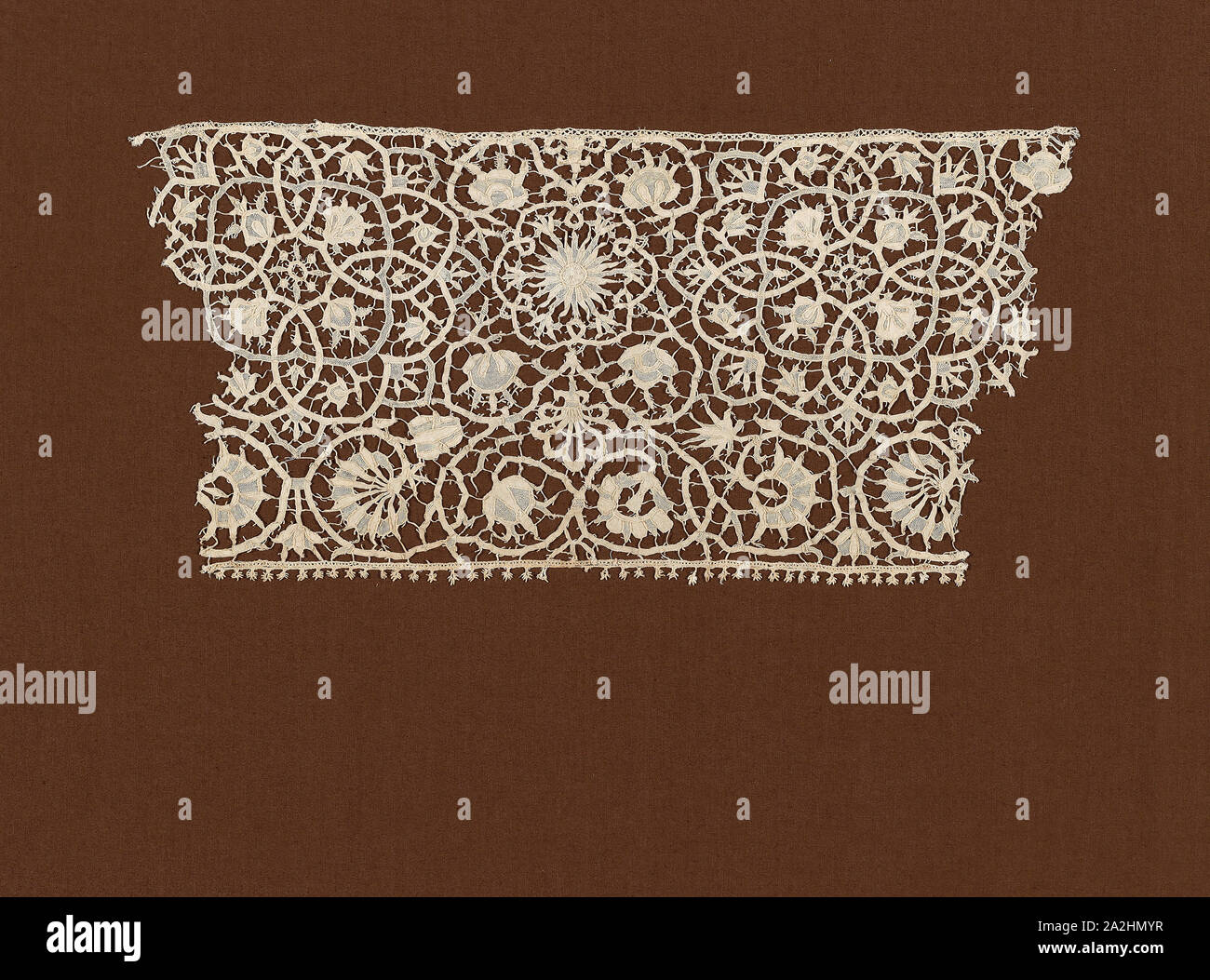 Fragment (Grenze), 1620s/30s, Italien, Bettwäsche, Nadelspitzen mit Nadel, Bänder, 21,8 x 41,5 cm (8 5/8 x 16 3/8 in Stockfoto