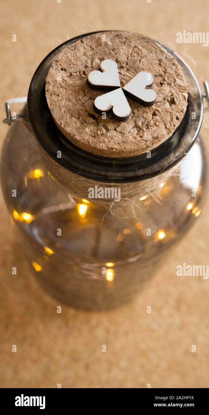 Transparente Glas Mit Led Leuchten Licht Im Glas Auf Einem Holzbrett Stockfotografie Alamy