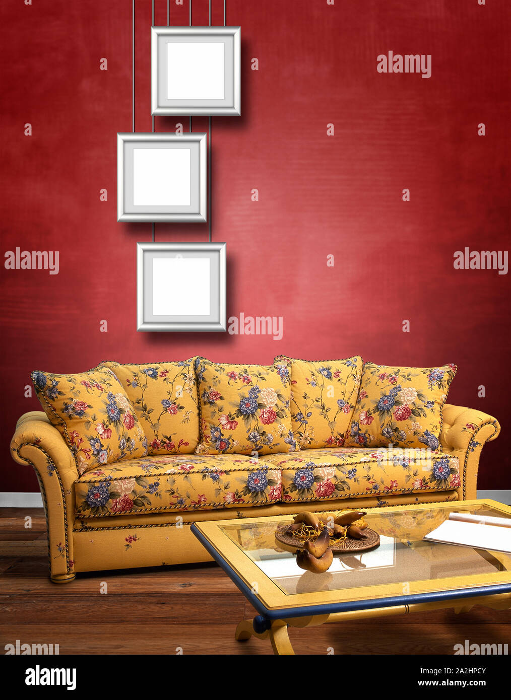 Moderne Einrichtung mit Sofa gegen strukturierte Rote Wand Stockfoto