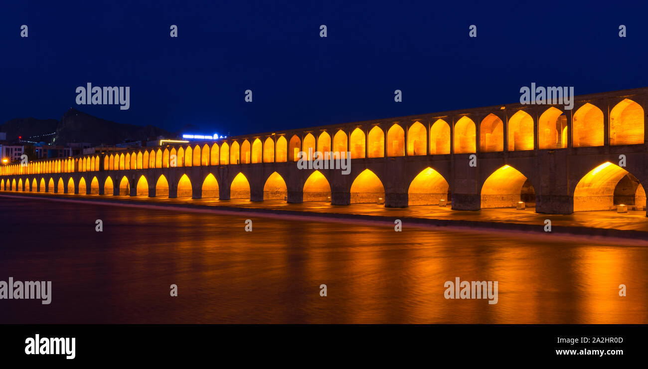 Si-o se Pol Brücke oder Allahverdi Khan bei Sonnenaufgang, Esfahan, Iran Stockfoto