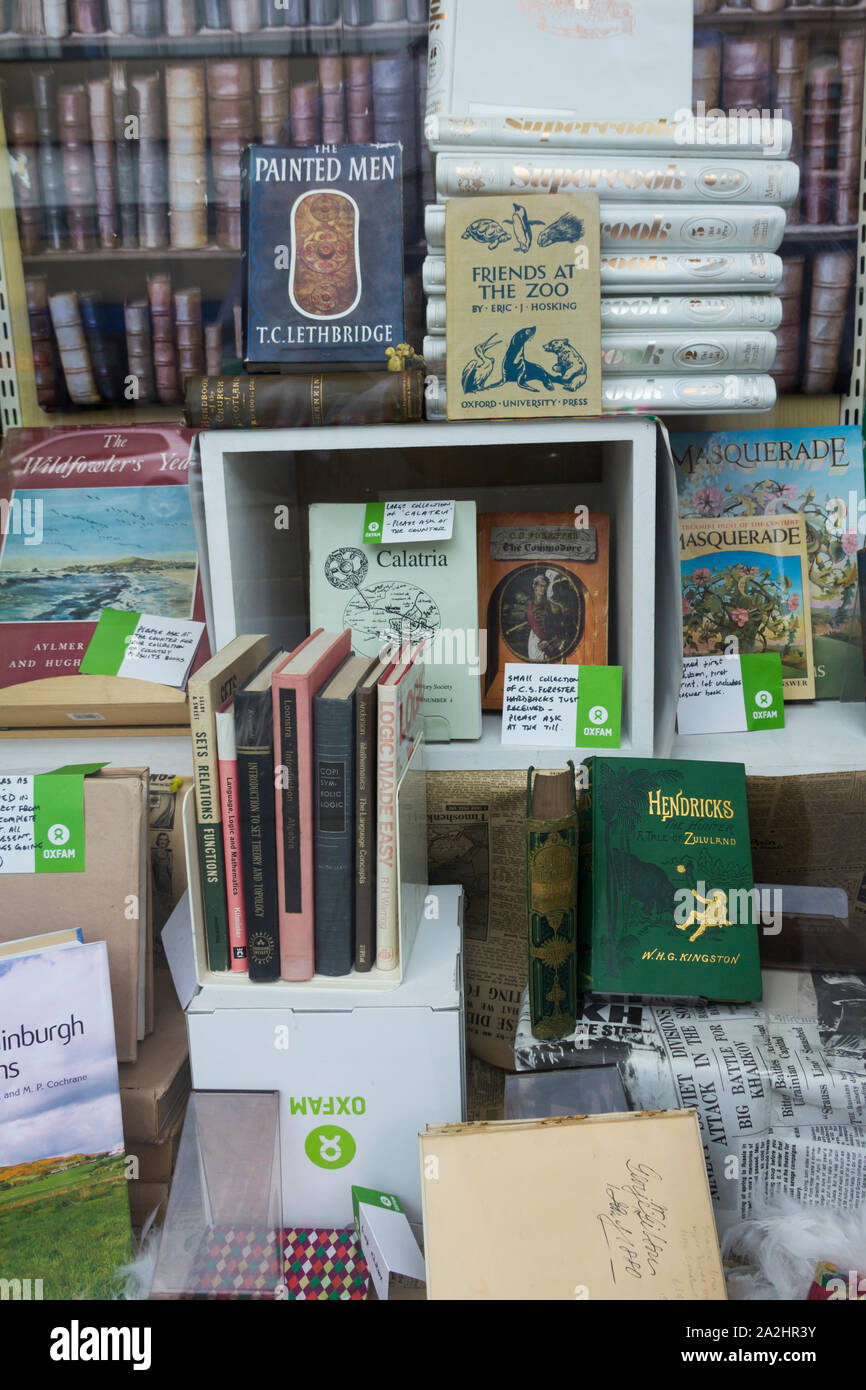 Anzeige der Qualität der gebrauchten Bücher im Schaufenster der Buchhandlung Oxfam auf Murray, Stirling. Stockfoto