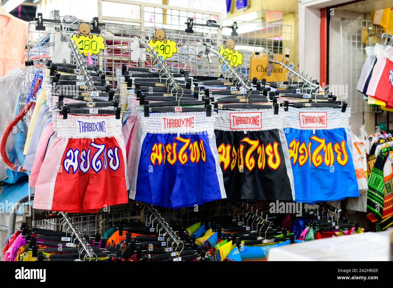 Thai Boxing shorts Hosen tragen für Spiel Boxen viel an Chatuchak Markt verkauft. Stockfoto