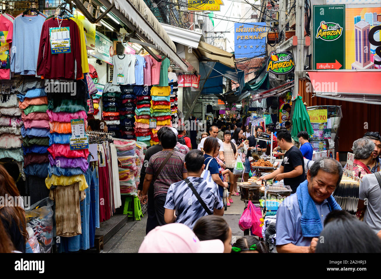 Bangkok, Thailand - 22. September 2019: billige Kleidung Großhandelsmarkt in Pratunam, Bangkok Stockfoto