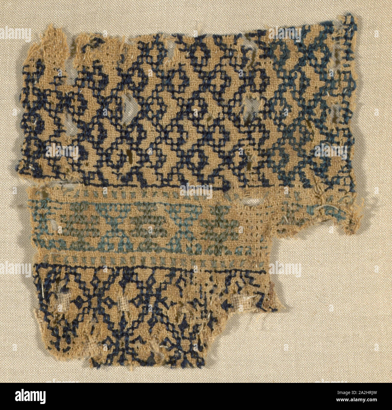 Fragment, Mamluk Periode (1250 - 1517), 13./14. Jahrhunderts, Ägypten, Ägypten, 8,7 x 9 cm (3 3/8 x 3 1/2 in. Stockfoto