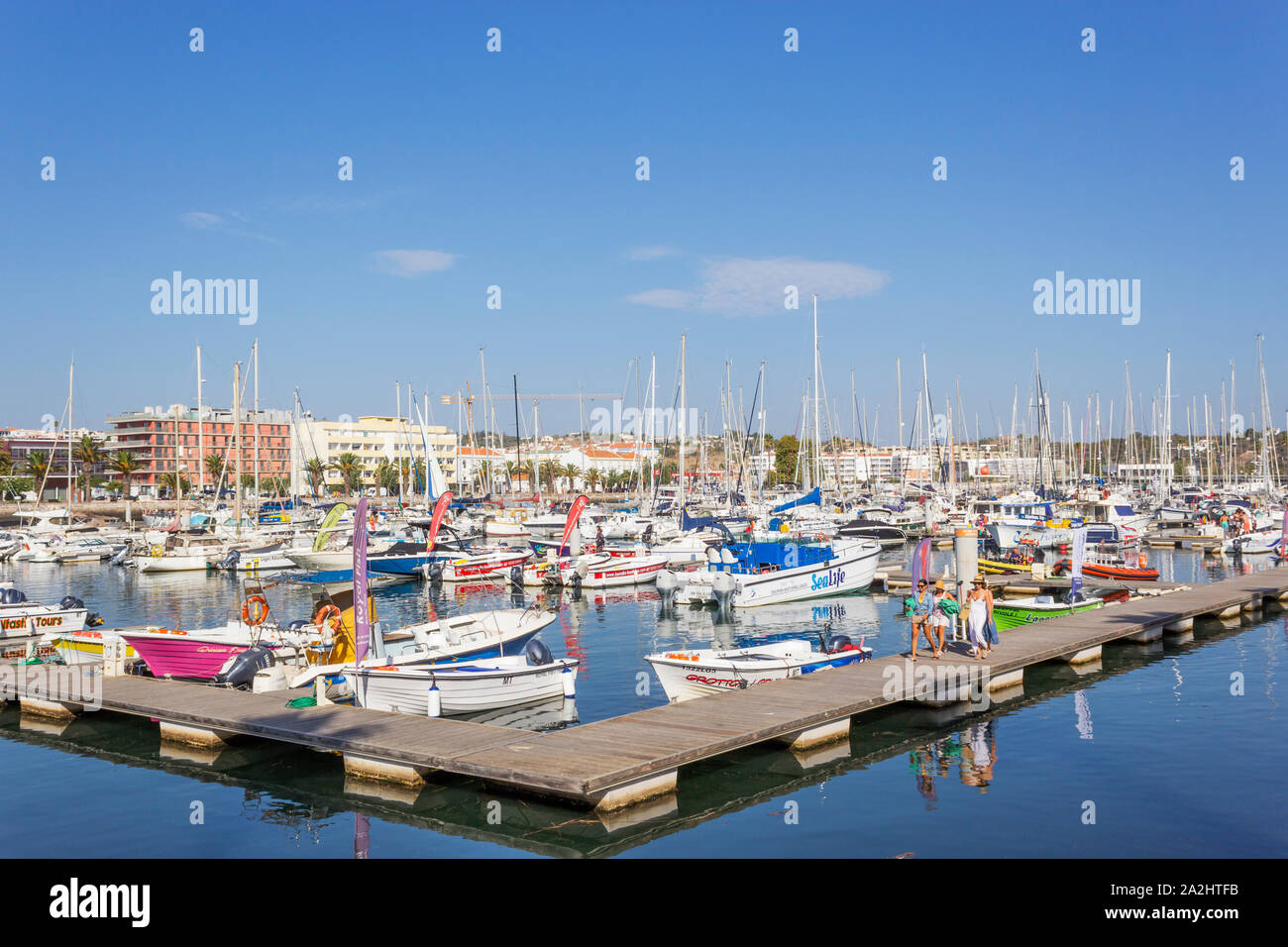 Marina de Lagos, Lagos, Algarve, Portugal. Kleine Boote in der Marina vor Anker. Stockfoto