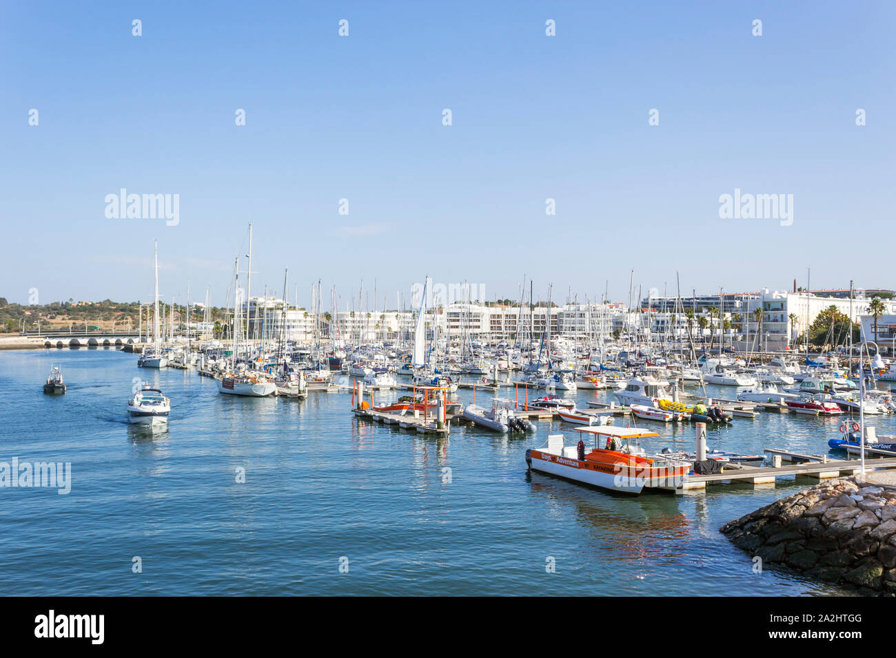 Marina de Lagos, Lagos, Algarve, Portugal. Kleine Boote in der Marina vor Anker. Stockfoto