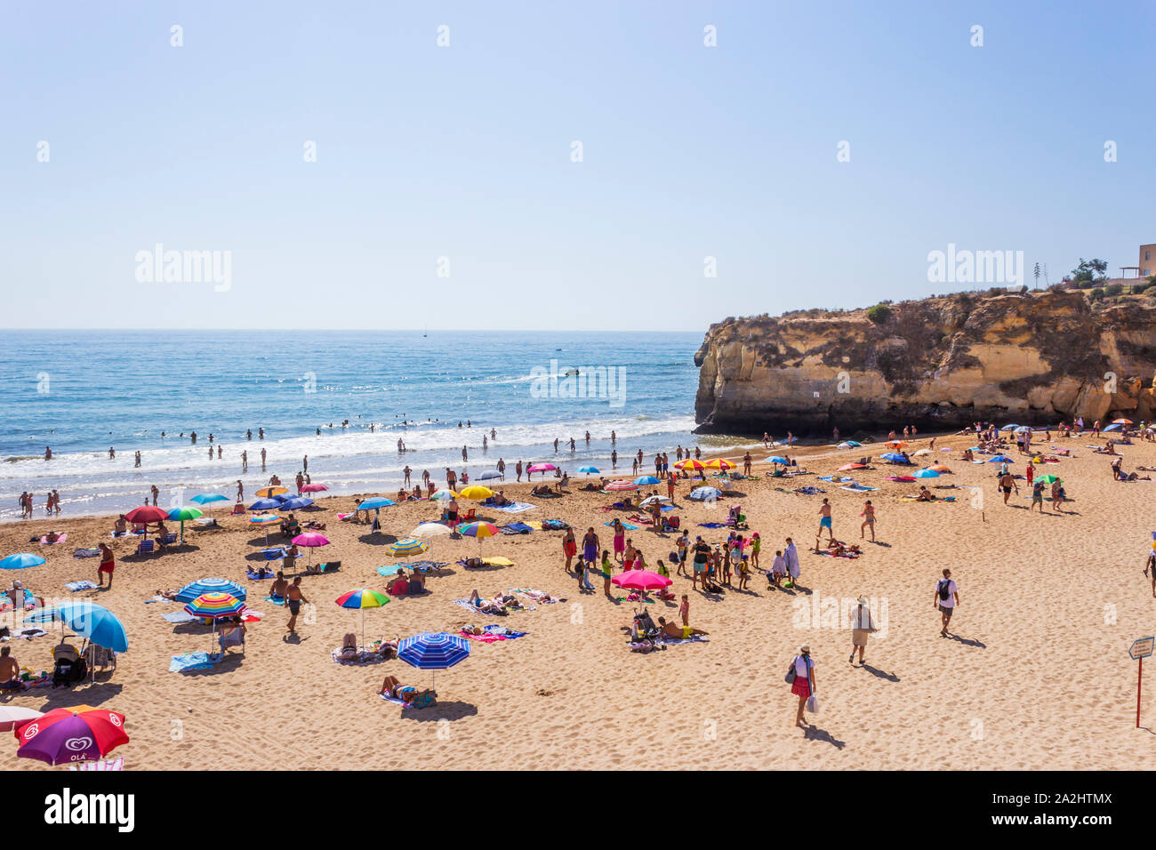 Lagos, Algarve, Portugal. Praia da BATATA oder Kartoffel Strand, die Lokale der Stadt, in der Nähe des Forte da Ponte da Bandeira entfernt. Stockfoto