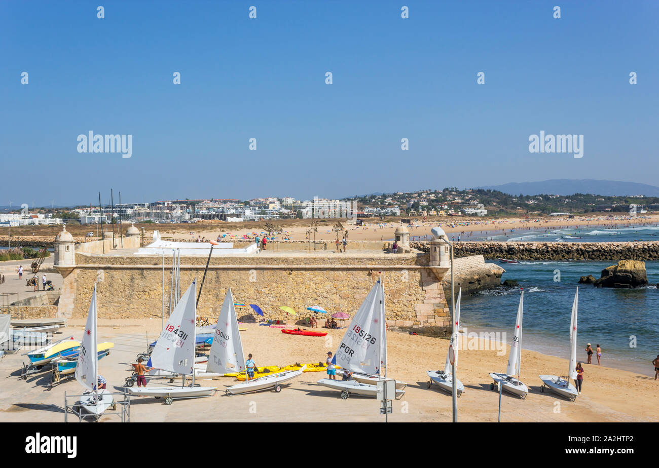 Lagos, Algarve, Portugal. Kleine Segelboote neben der Forte da Ponte da Bandeira. Stockfoto