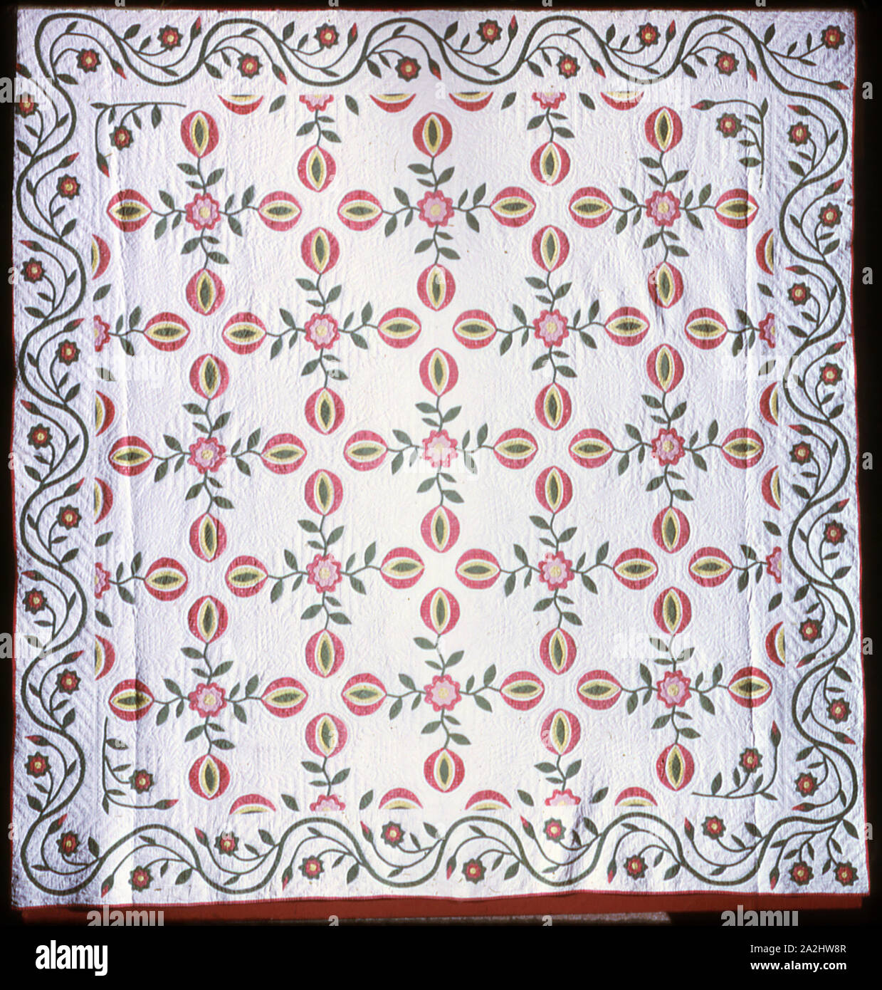 Handtücherwechsel in Granatapfelmuster, C. 1840, United States, Stepp- und Applizierten, 219,7 x 226.1 cm (86 1/2 x 89 in Stockfoto
