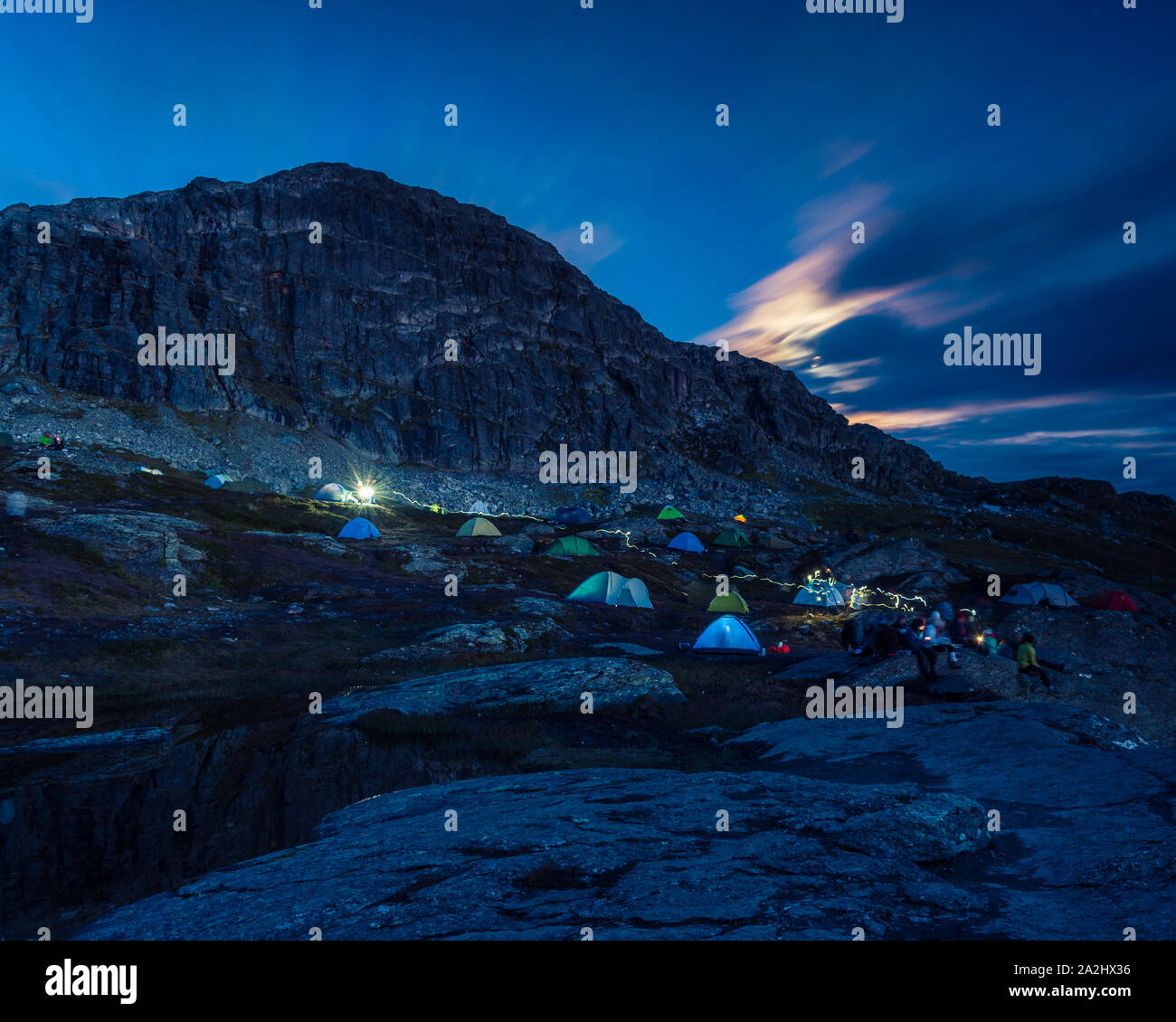 02/09-17, Trolltunga, Norwegen. Touristen haben bis Zelte für die Nacht in der Nähe der Felsen von trolltunga. Stockfoto