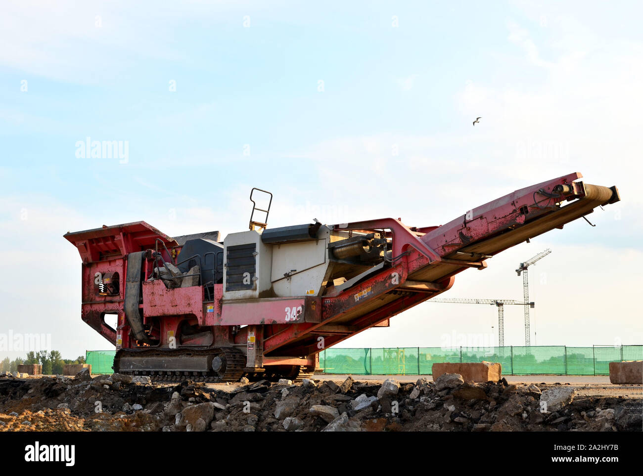 Mobile Steinbrecher Maschine von der Baustelle oder Bergbau Steinbruch für die Zerkleinerung von alten Betonplatten in Kies und die anschließende Herstellung von Zement Stockfoto