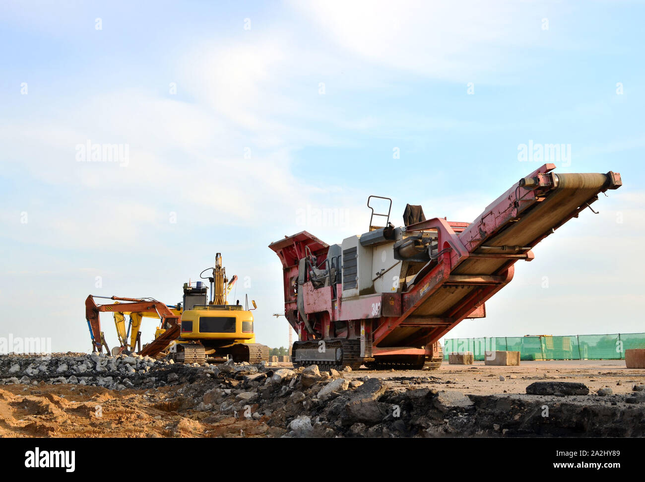 Mobile Steinbrecher Maschine von der Baustelle oder Bergbau Steinbruch für die Zerkleinerung von alten Betonplatten in Kies und die anschließende Herstellung von Zement Stockfoto