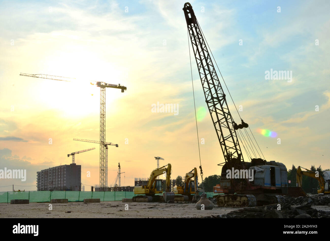 Große Raupenkran oder schleppschaufel Hydraulikbagger mit einem heavy metal Abrissbirne an einem Stahlseil. Wrecking Ball auf Baustellen. Demontage und Dm Stockfoto
