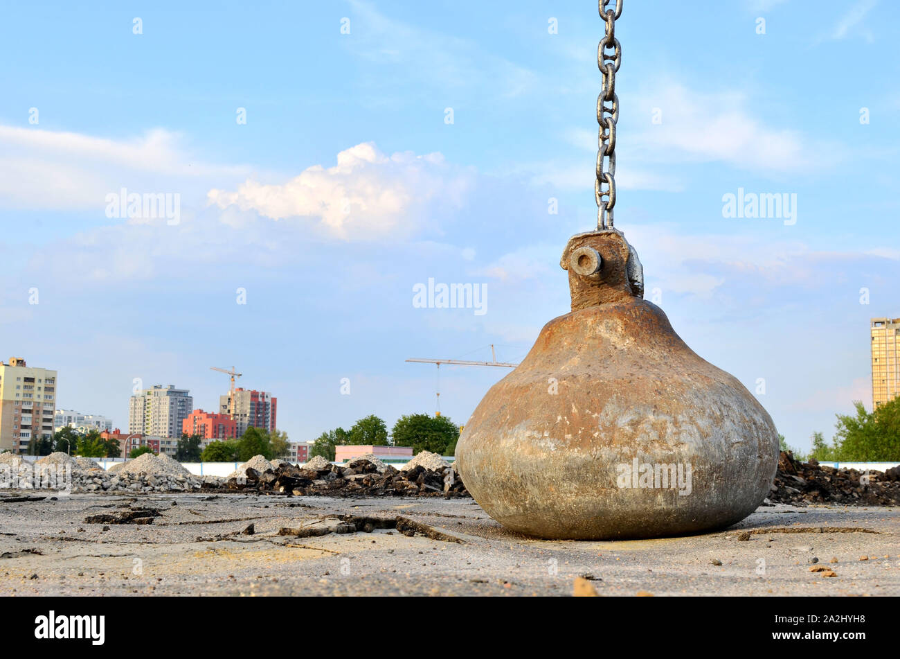 Große Raupenkran oder schleppschaufel Hydraulikbagger mit einem heavy metal Abrissbirne an einem Stahlseil. Wrecking Ball auf Baustellen. Demontage und Dm Stockfoto