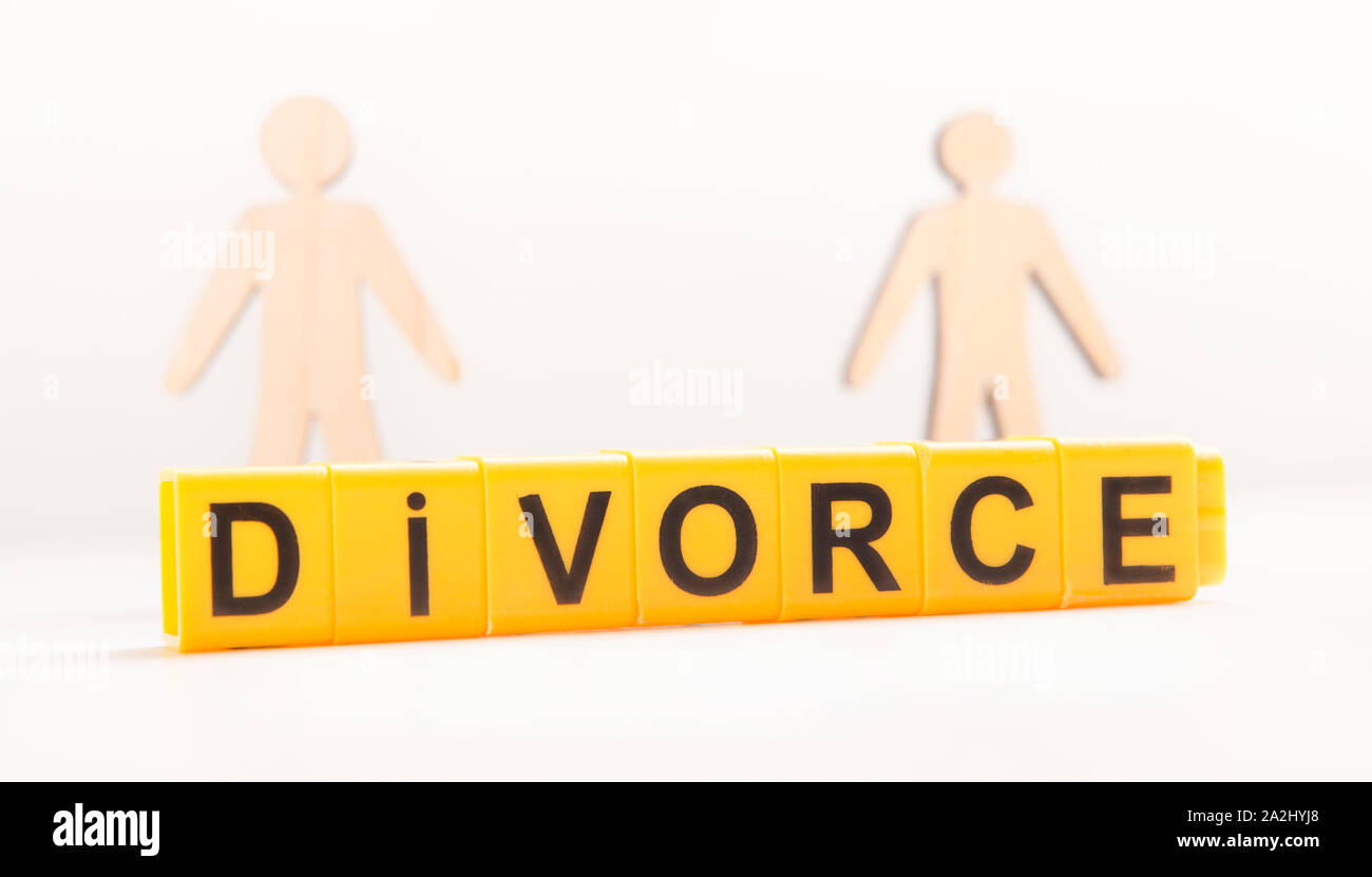 Scheidung Text zwischen zwei hölzerne Menschen auf weißem Hintergrund Stockfoto