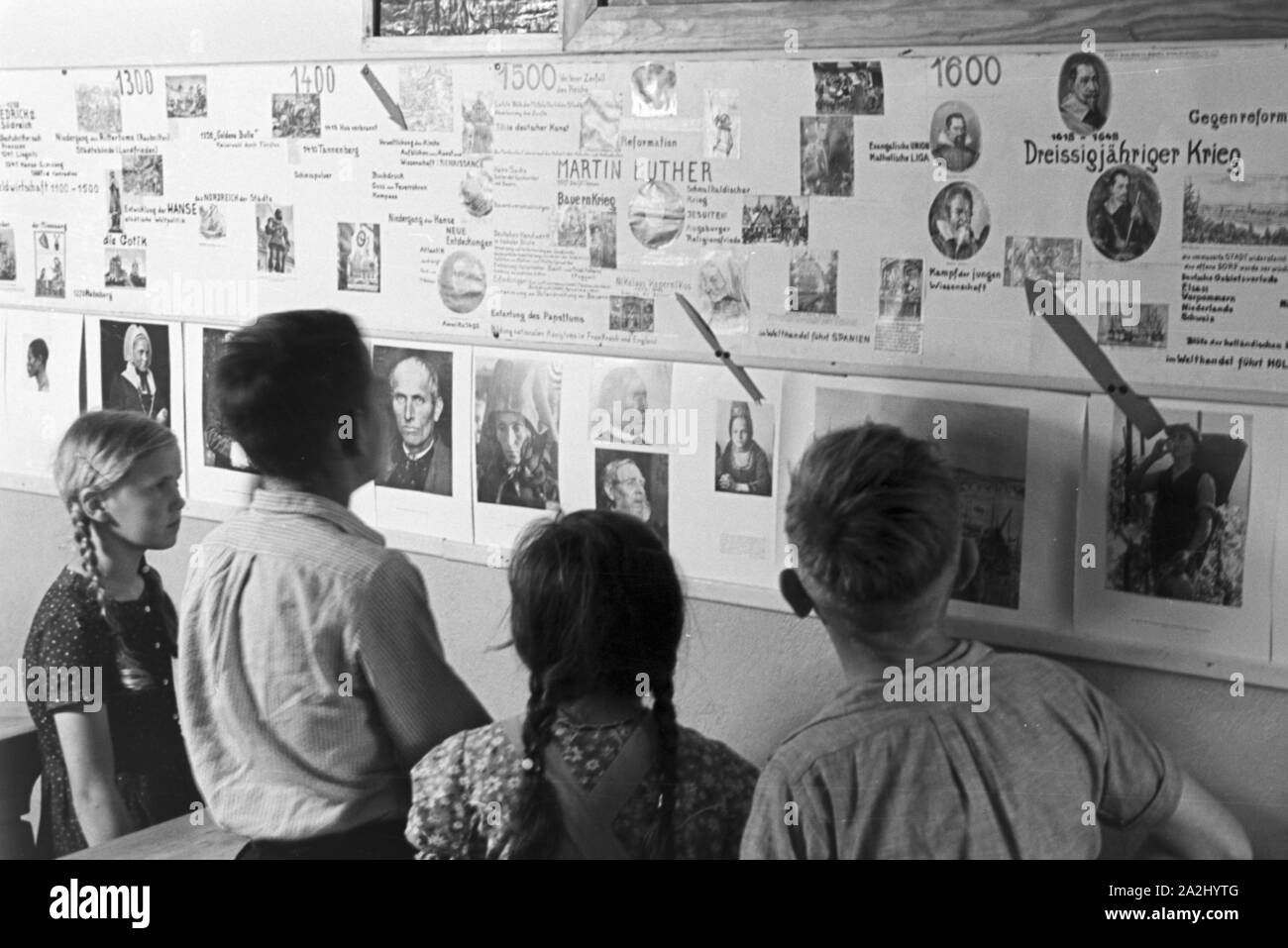 Geschichtsunterricht an der von Adolf Reichwein geleiteten Landschule in Tiefensee, Deutschland 1930er Jahre. Geschichtsunterricht an der landwirtschaftlichen Schule in Tiefensee von Adolf Reichwein, Deutschland 1930. Stockfoto