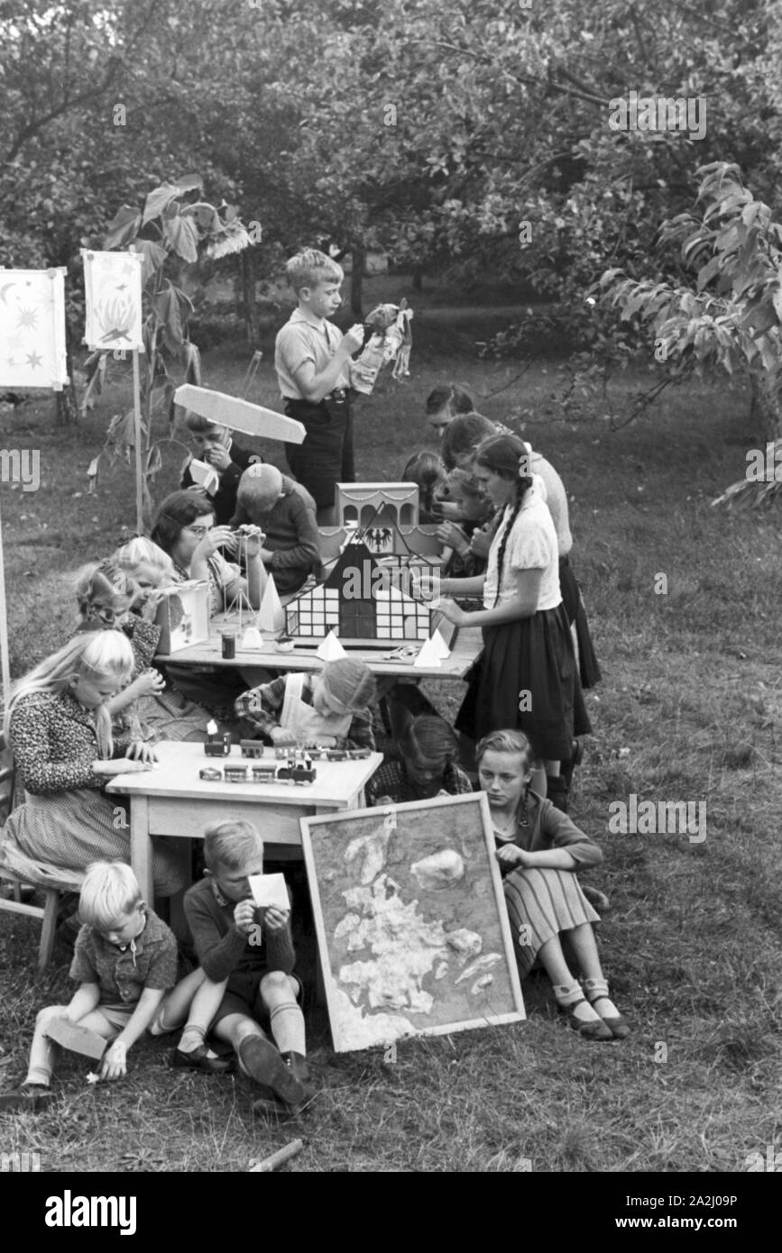 Unterricht im Freien an der von Adolf Reichwein geleiteten Landschule in Tiefensee, Deutschland 1930er Jahre. Outdoor Kategorien in der ländlichen Schule in Tiefensee von Adolf Reichwein, Deutschland 1930. Stockfoto